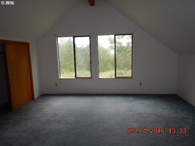 284 Hogan Road Oakland, OR 97462 - Photo 10 of 11