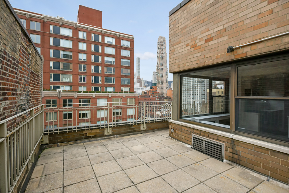 305 E 72nd St, Unit PHB Manhattan, NY 10021 - Photo 2 of 16