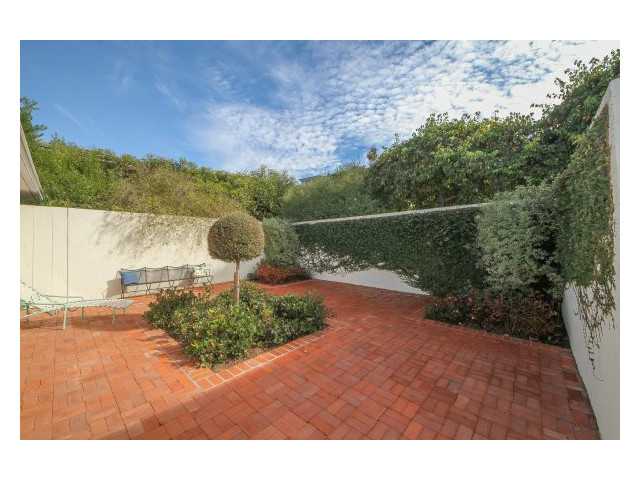 7371 Rue Michael La Jolla, CA 92037 - Photo 3 of 24 Front brick courtyard