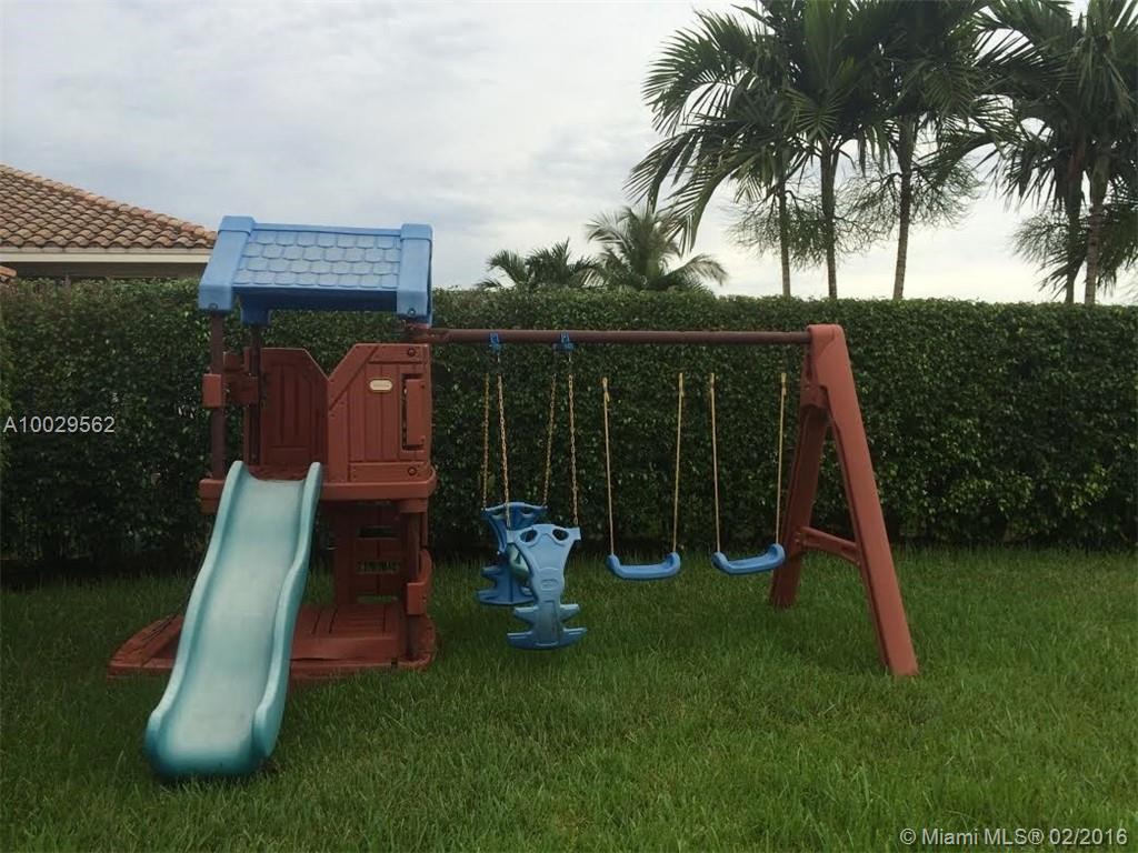 Encantada Pembroke Pines, FL 33029 - Photo 28 of 33