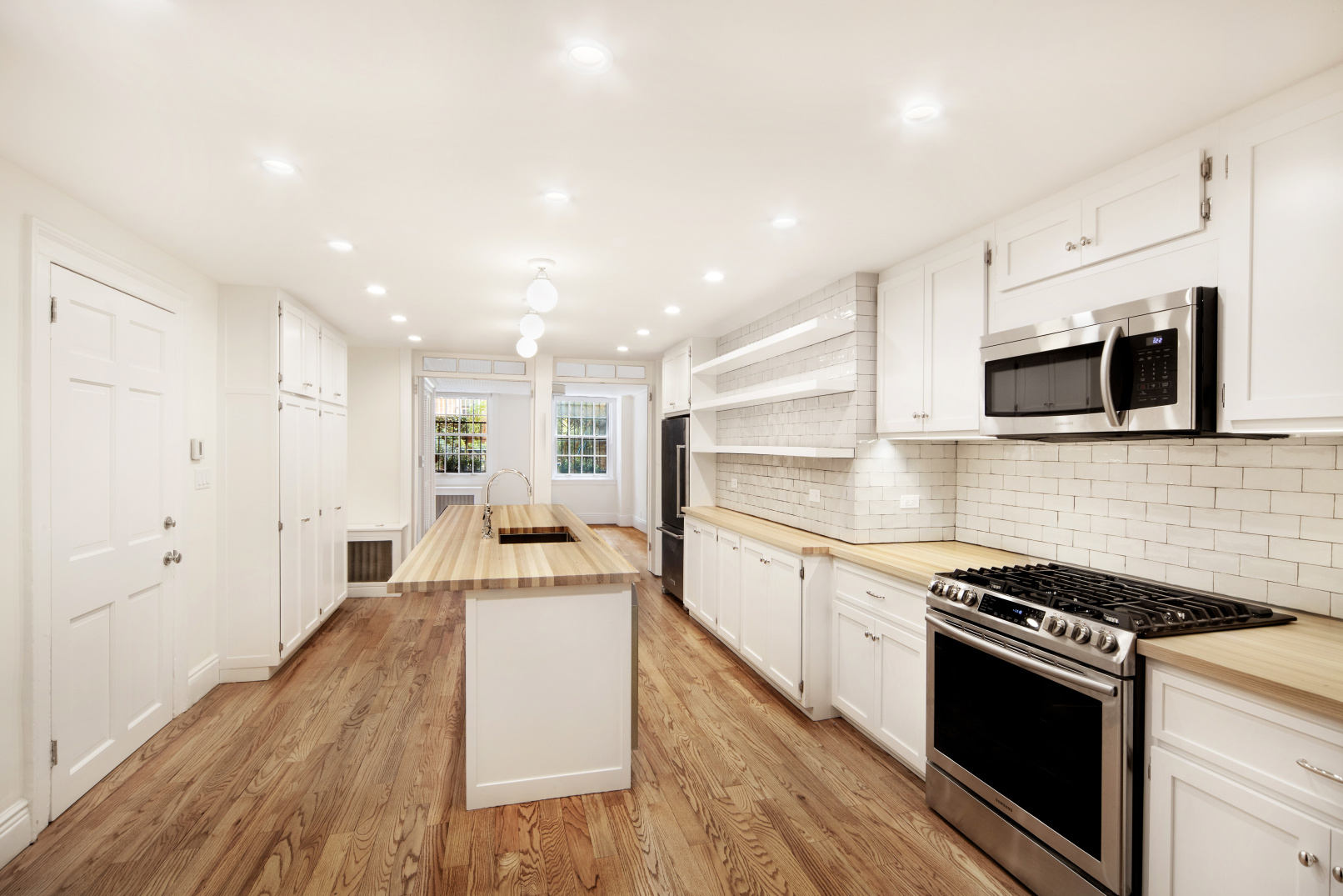 38 Bank Street, Unit GARDEN Manhattan, NY 10014 - Photo 3 of 8