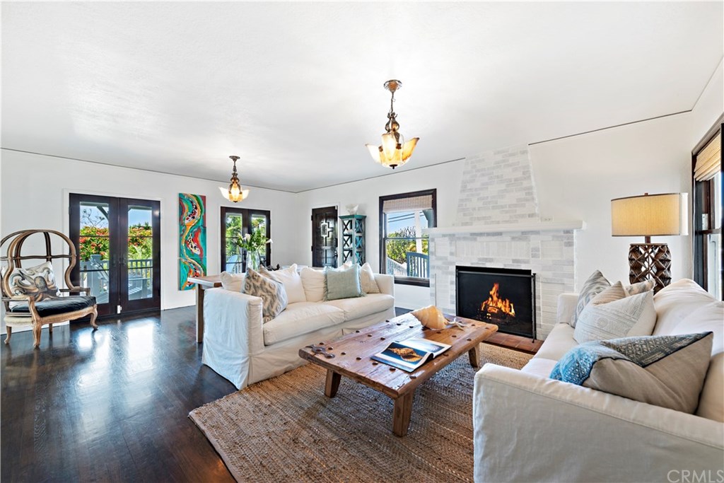 435 Agate Street Laguna Beach, CA 92651 - Photo 6 of 29 Living Room