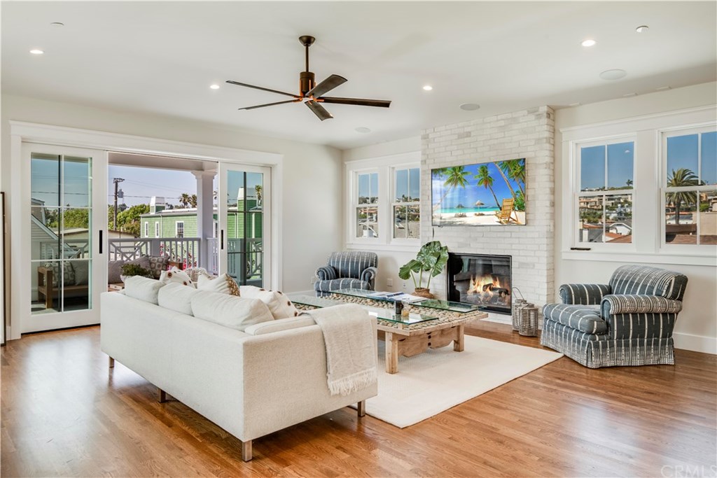 424 1st Street Manhattan Beach, CA 90266 - Photo 5 of 38