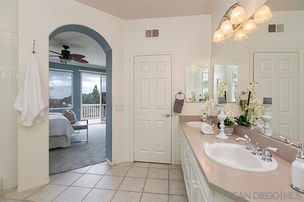 6033 Oakgate Row La Jolla, CA 92037 - Photo 15 of 25