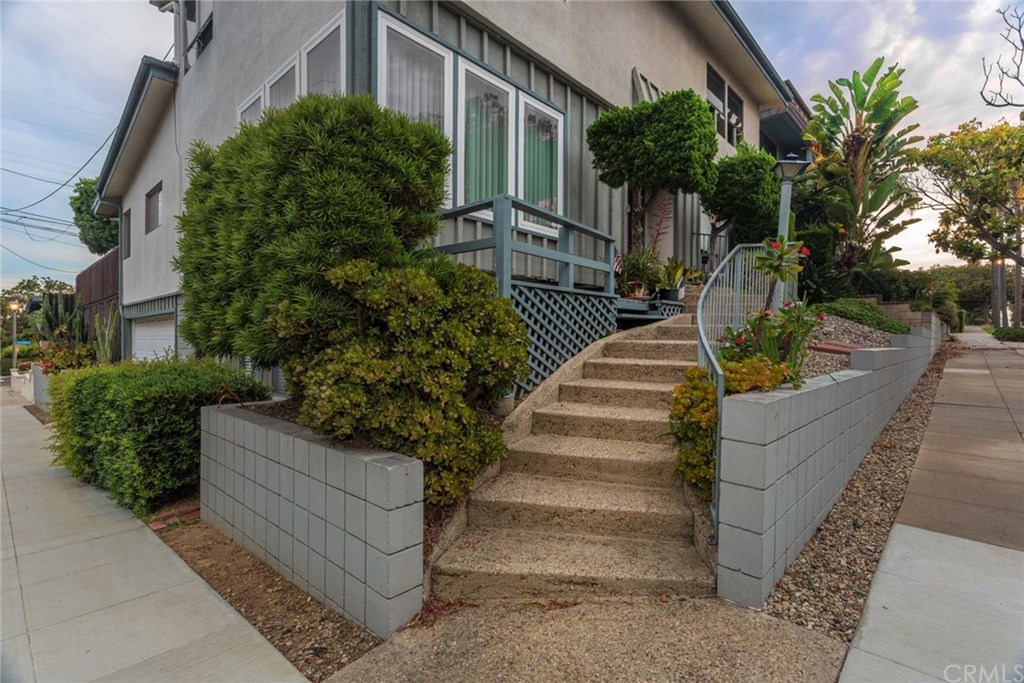 401 Manila Avenue Long Beach, CA 90814 - Photo 7 of 11 Garage and first floor bedroom separate entrance to the left.