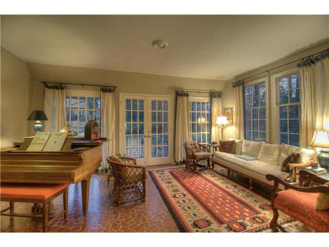 4409 Walnut Grove Road Memphis, TN 38117 - Photo 6 of 15 Spacious Sun Porch opens to Patio.