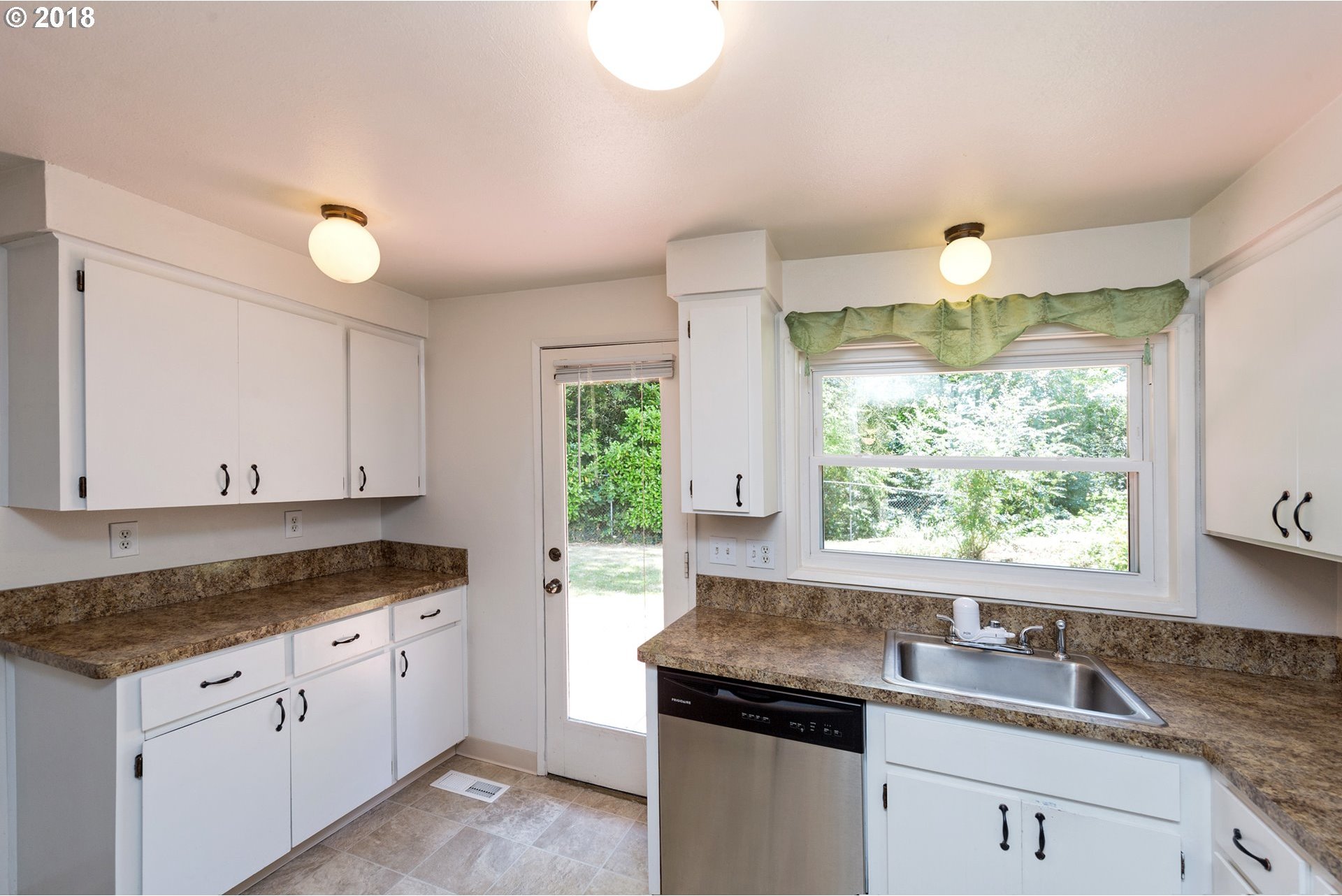7448 Southwest Delaware Circle Tualatin, OR 97062 - Photo 7 of 26 Gallery Image 7