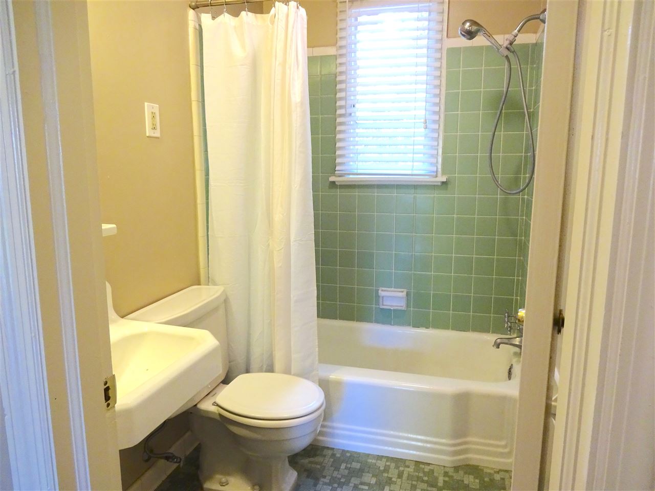 1021 Colonial Road Memphis, TN 38117 - Photo 9 of 21