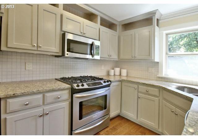 243 Southwest Palatine Hill Road Portland, OR 97219 - Photo 5 of 16 Gallery Image 5
