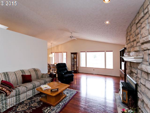 1375 Tucker Road Hood River, OR 97031 - Photo 3 of 16