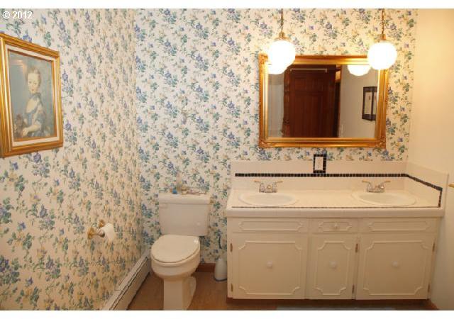 862 Southwest Troy Street Portland, OR 97219 - Photo 2 of 16 Gallery Image 2