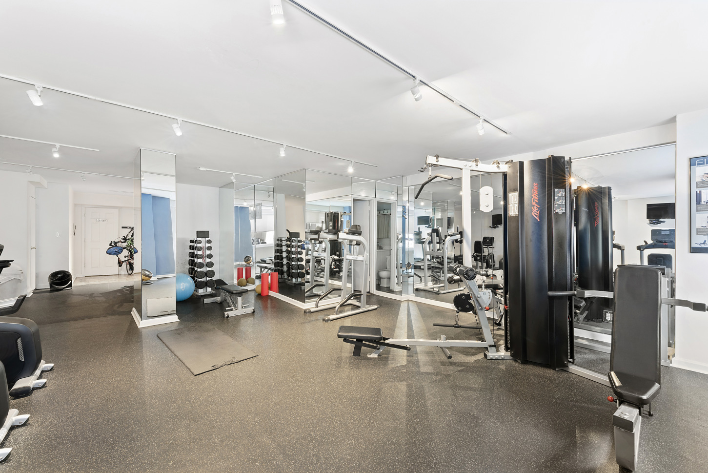 196 E 75th St, Manhattan, NY 10021 - Photo 4 of 4