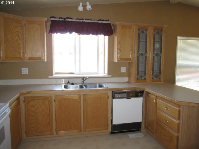 2856 Merriman Road Medford, OR 97501 - Photo 9 of 16