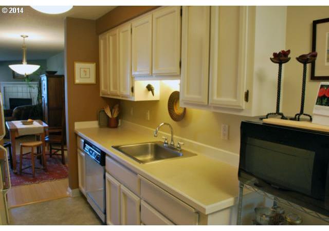 5620 Southwest Riverside Lane, Unit 4 Portland, OR 97239 - Photo 6 of 16 Gallery Image 6