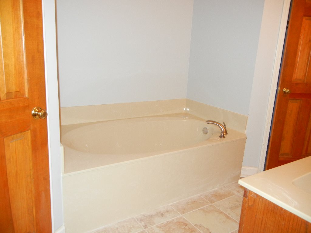 2927 North Star Road Bartlett, TN 38134 - Photo 18 of 25 New Tub, New Tile, His and Her Closets. Separate Shower.