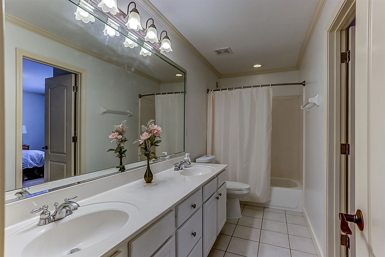 9484 Johnson Rd Extension Germantown, TN 38139 - Photo 20 of 25 Very Nice Bath with Easy Access