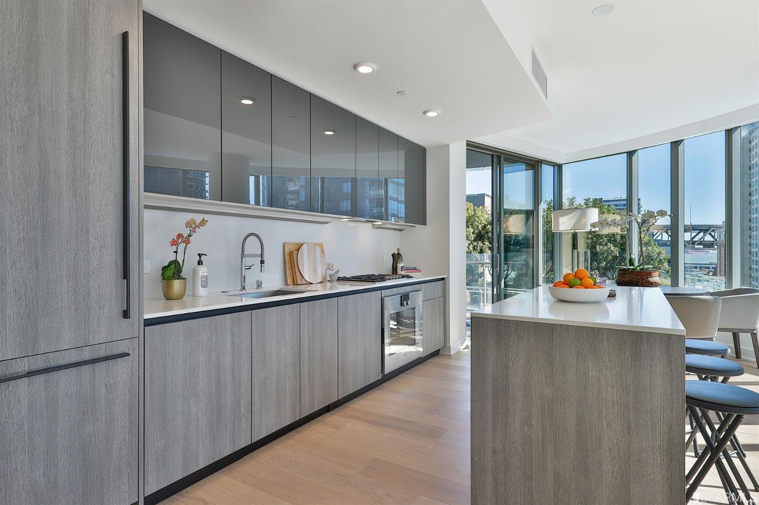 201 Folsom Street, Unit 10G San Francisco, CA 94105 - Photo 4 of 31 Open chef's kitchen with 5 burner Gaggenau range and oven + built-in microwave. Outlooks to the bay!