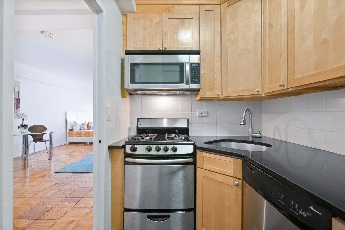 333 East 46th Street, Unit 9E Manhattan, NY 10017 - Photo 2 of 4