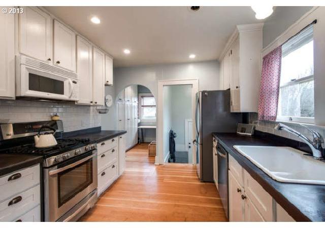 235 Southwest Nebraska Street Portland, OR 97239 - Photo 4 of 16 Gallery Image 4