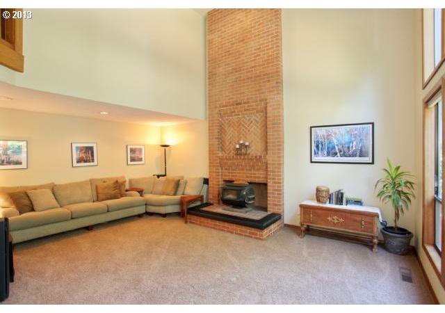 17043 Southwest Rivendell Drive Portland, OR 97224 - Photo 5 of 15 Gallery Image 5