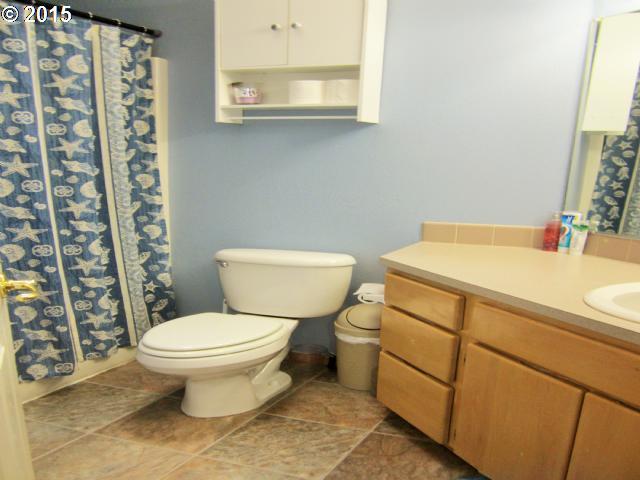 1805 Northeast Gertz Road Portland, OR 97211 - Photo 7 of 16 Gallery Image 7