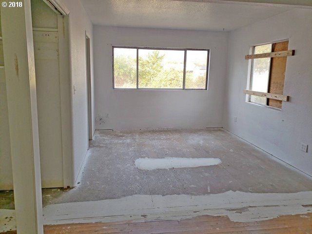 262 Oak Street Riddle, OR 97469 - Photo 9 of 29