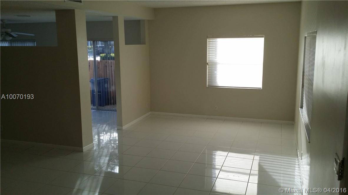 543 Racquet Club Road, Unit 33 Weston, FL 33326 - Photo 5 of 12 Gallery Image 5
