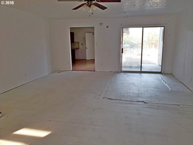 262 Oak Street Riddle, OR 97469 - Photo 4 of 29