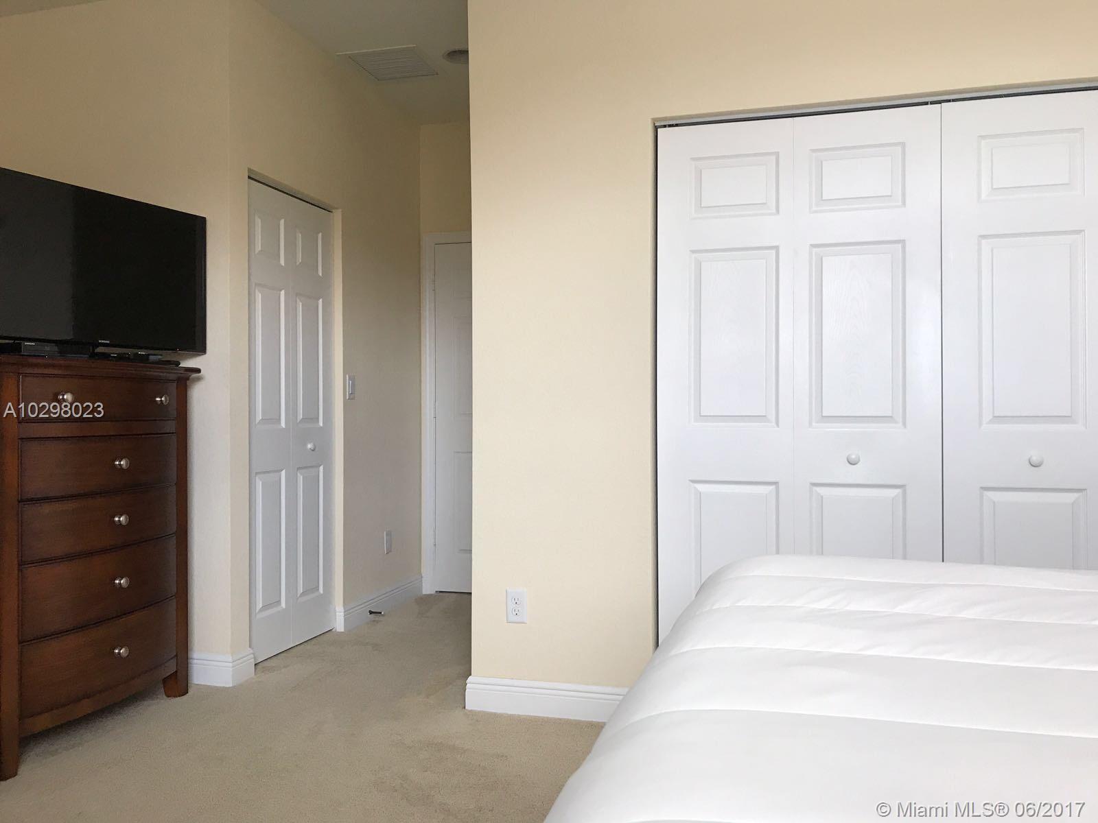 Cobblestone Pembroke Pines, FL 33027 - Photo 8 of 25