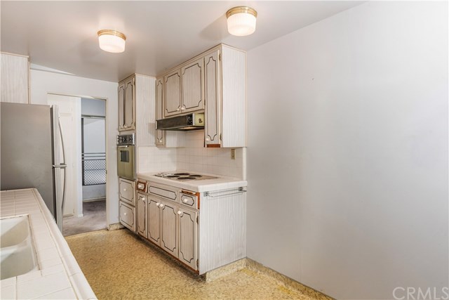 2101 2nd Street, Unit 203 Long Beach, CA 90803 - Photo 10 of 22 Kitchen with view of front door