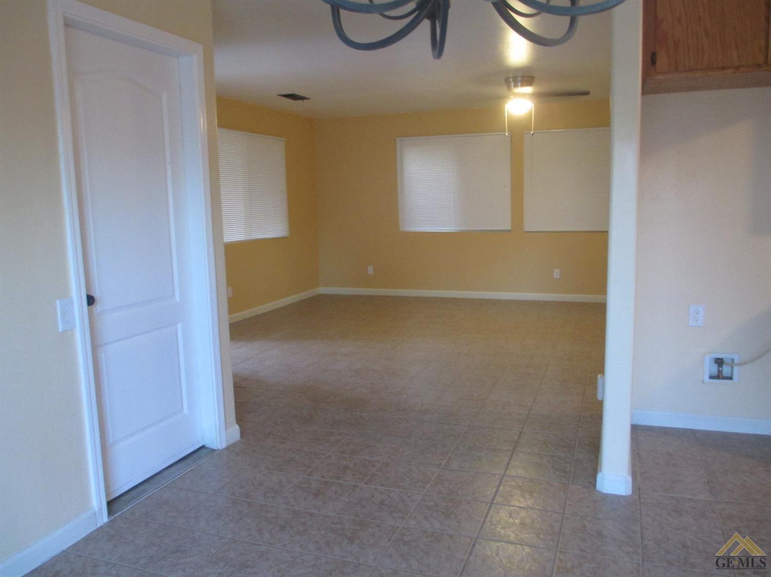 916 Lawson Road Bakersfield, CA 93307 - Photo 10 of 28 Gallery Image 10