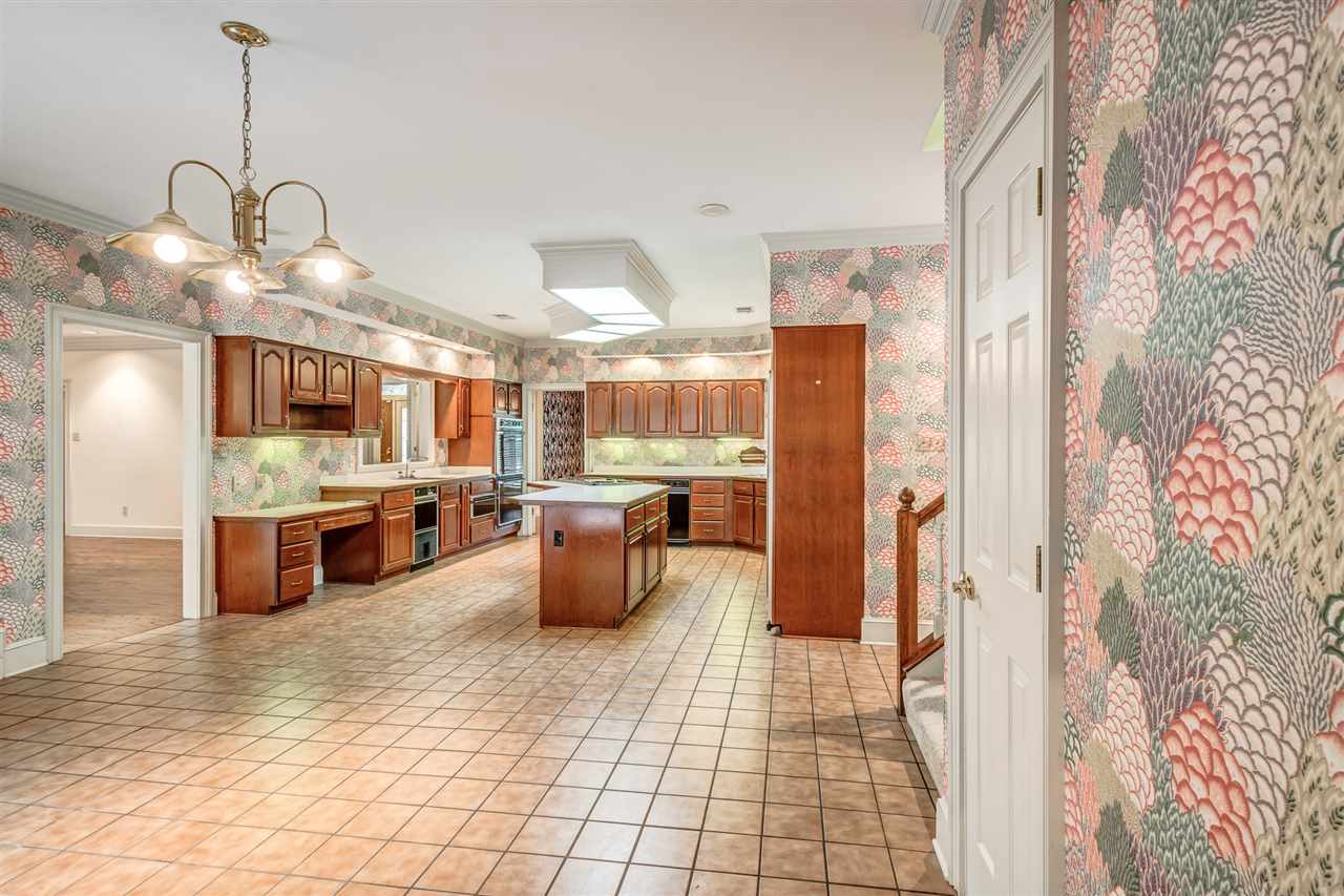 2044 Steeplebrook Drive Memphis, TN 38016 - Photo 6 of 25 Eat in Kitchen ~ Island ~ Breakfast Bar ~ tonnes of cabinet space