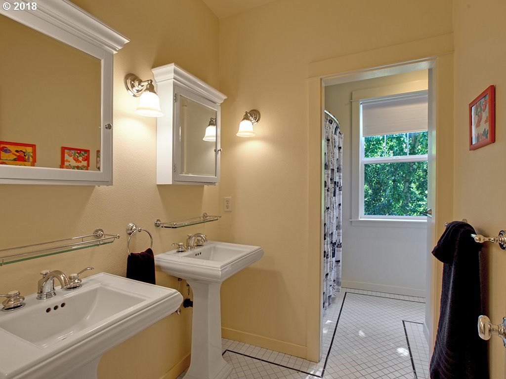 4706 Southwest Cameron Road Portland, OR 97221 - Photo 7 of 16 Gallery Image 7