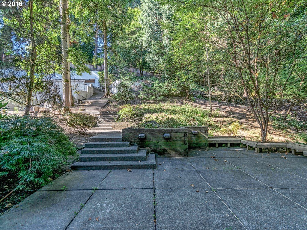11159 Southwest Riverwood Road Portland, OR 97219 - Photo 9 of 18 Gallery Image 9