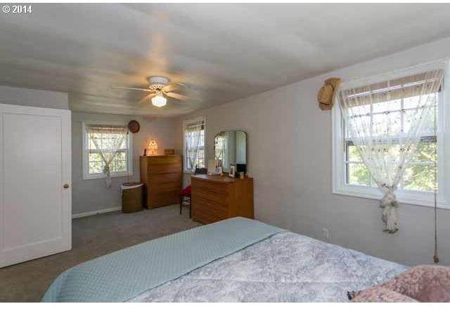 3655 Southwest Spring Garden Court Portland, OR 97219 - Photo 5 of 16 Gallery Image 5