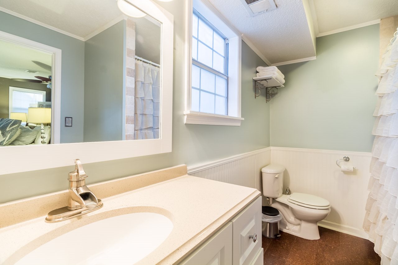 5180 Dee Road Memphis, TN 38117 - Photo 20 of 25 The master bath offers a single vanity and mirror, a tub/shower, neutral paint color, and a good sized walk-in closet.