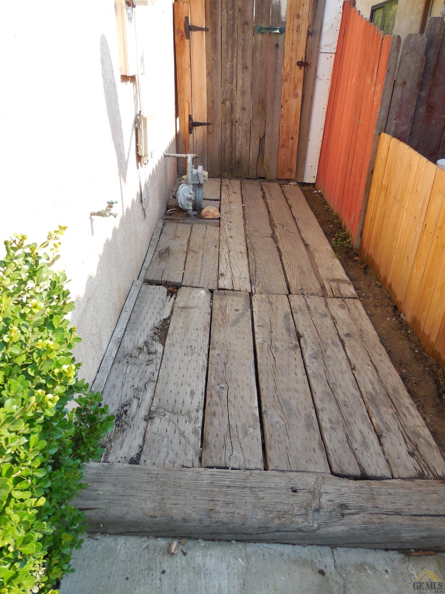 715 Fairview Road Bakersfield, CA 93307 - Photo 11 of 28 Gallery Image 11