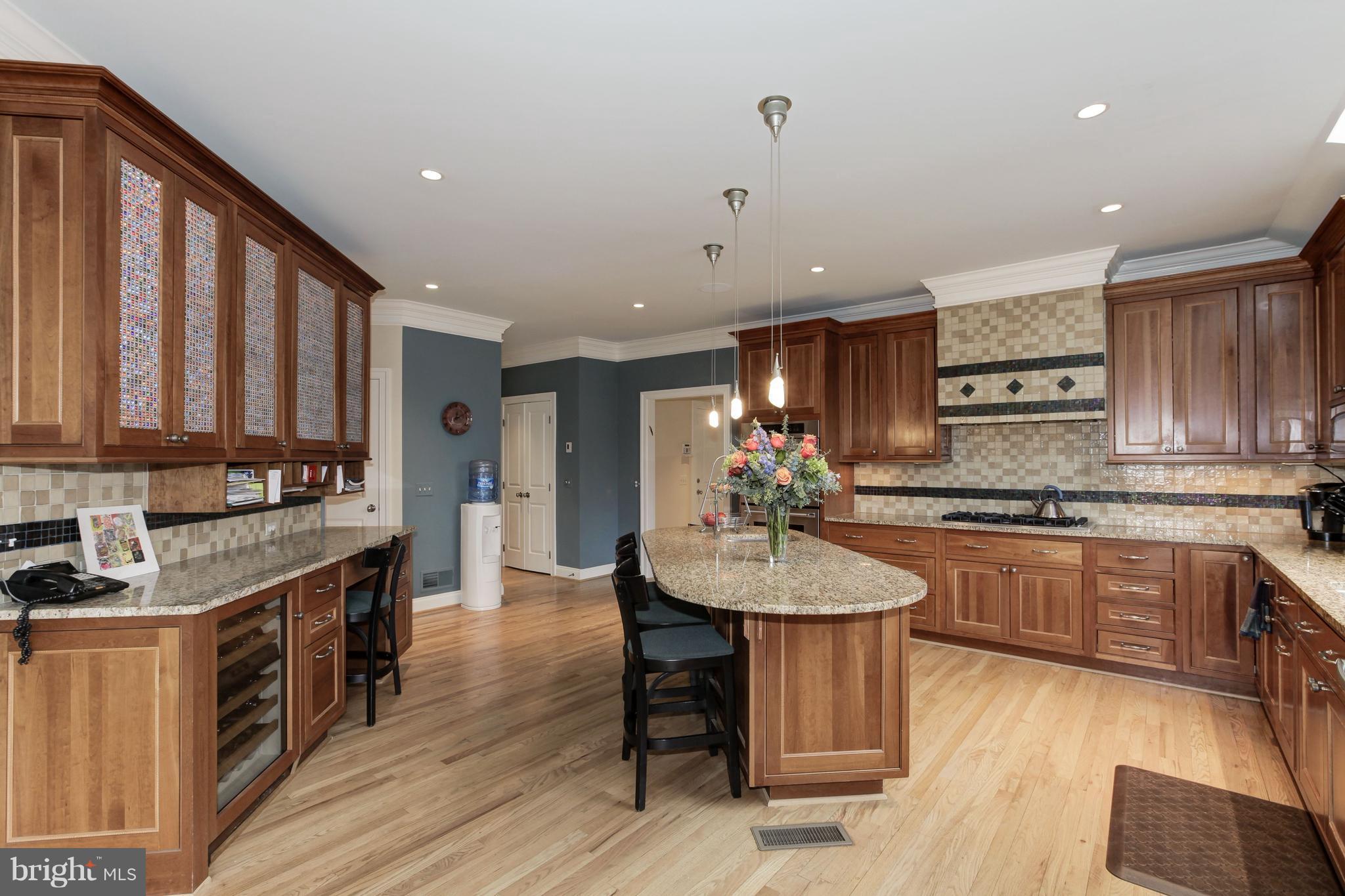 9904 Woodford Road Potomac, MD 20854 - Photo 12 of 30