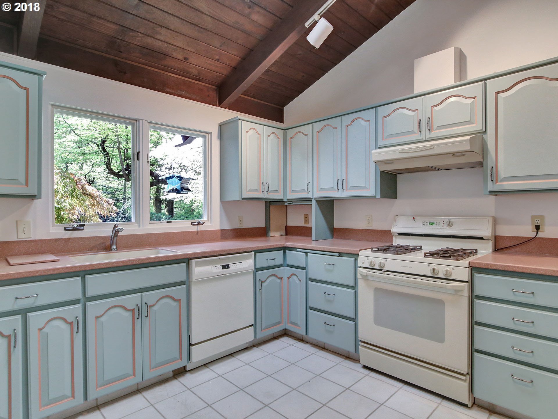 550 Southwest Glen Road Portland, OR 97219 - Photo 11 of 29 Gallery Image 11