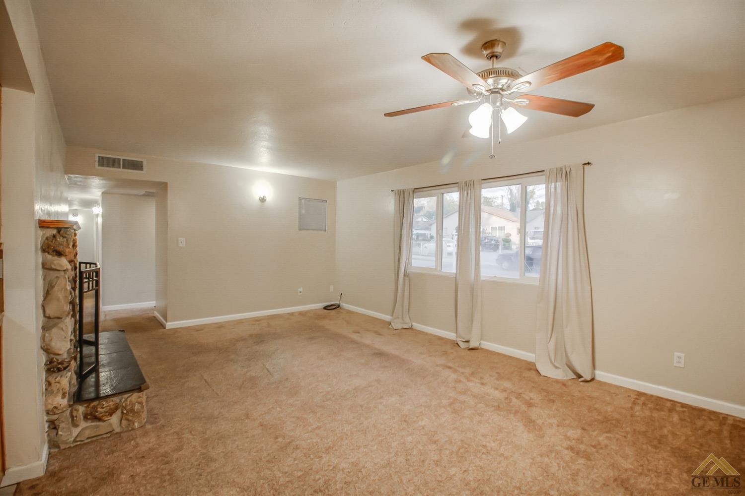 1512 Locust Ravine Bakersfield, CA 93306 - Photo 6 of 28 Gallery Image 6