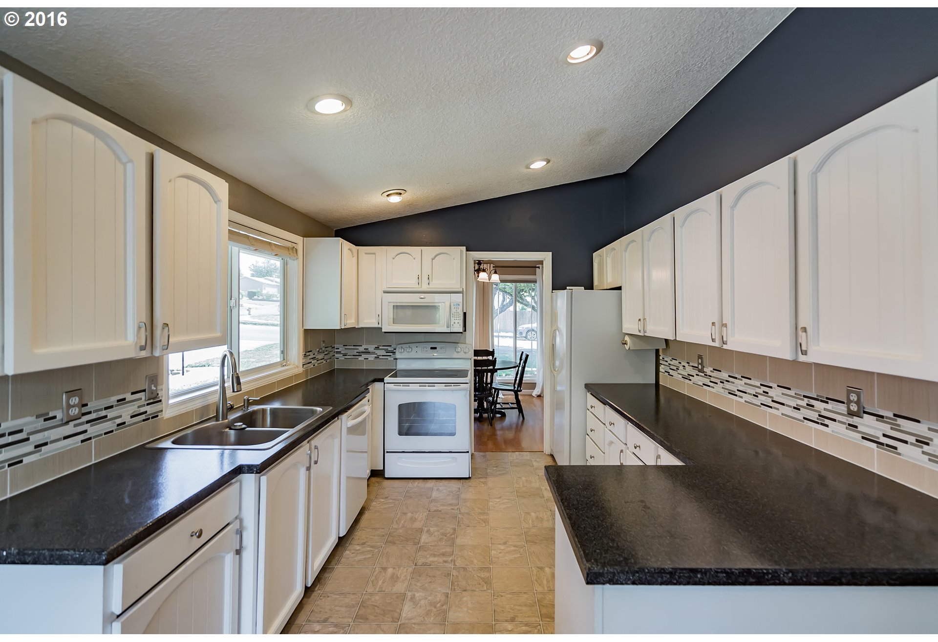 555 Southwest Willowbrook Drive Gresham, OR 97080 - Photo 3 of 29 Gallery Image 3