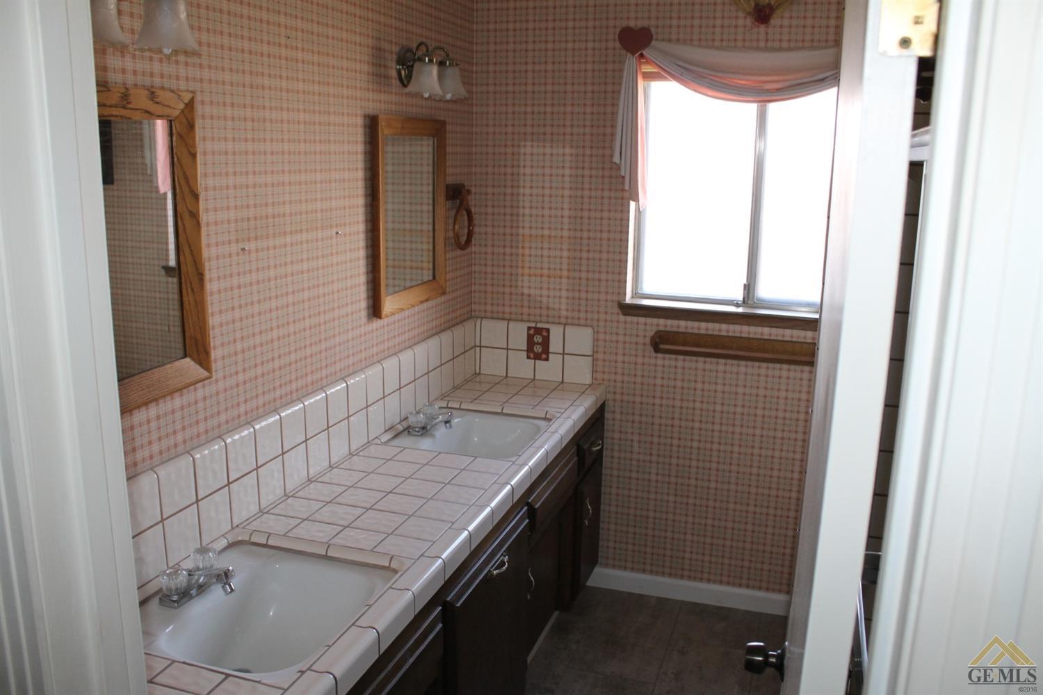 2300 Westminster Drive Bakersfield, CA 93309 - Photo 9 of 17