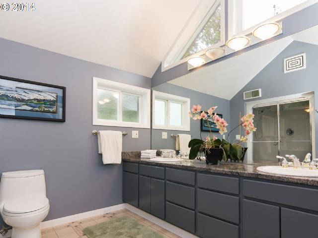 9324 Southwest View Point Terrace Portland, OR 97219 - Photo 7 of 12