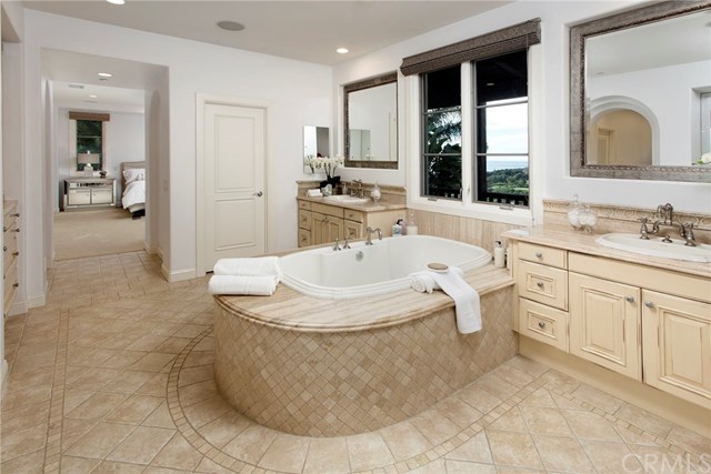 2 Scenic Bluff Newport Coast, CA 92657 - Photo 18 of 33