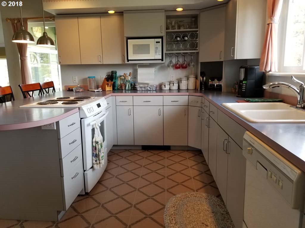 271 A South Fairway Road Wamic, OR 97063 - Photo 9 of 28 Gallery Image 9