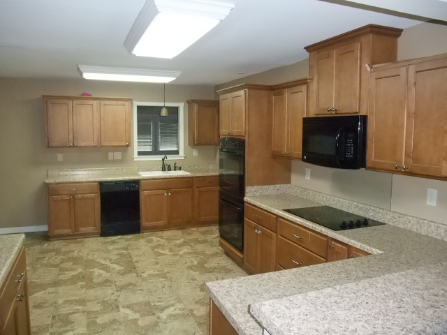 392 Rutledge Street Collierville, TN 38017 - Photo 6 of 16 Huge Kitchen with microwave, double ovens, smooth cooktop, breakfast area and lots of cabinets.