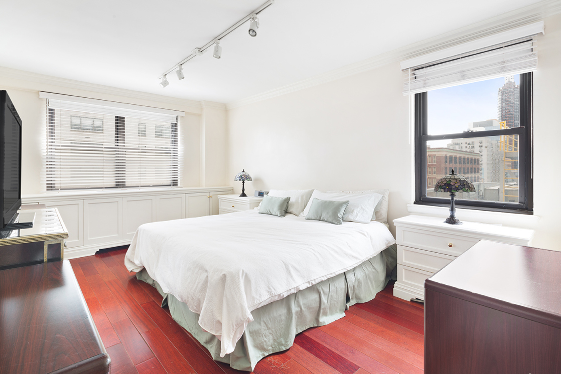 233 East 69th Street, Unit 10I Manhattan, NY 10021 - Photo 2 of 6