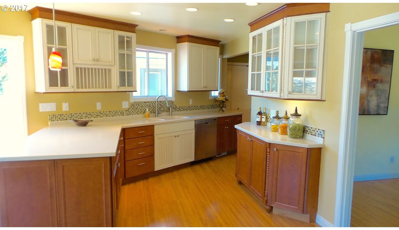 4077 Colonial Road Roseburg, OR 97471 - Photo 5 of 32 Gallery Image 5