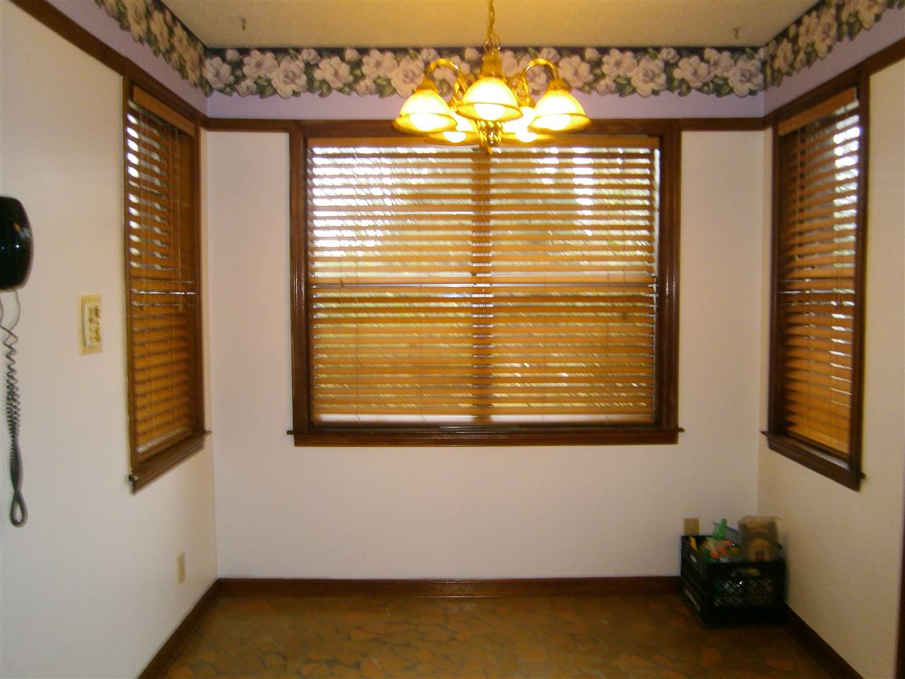 1347 Abernathy Road Memphis, TN 38116 - Photo 6 of 22 Bay window.