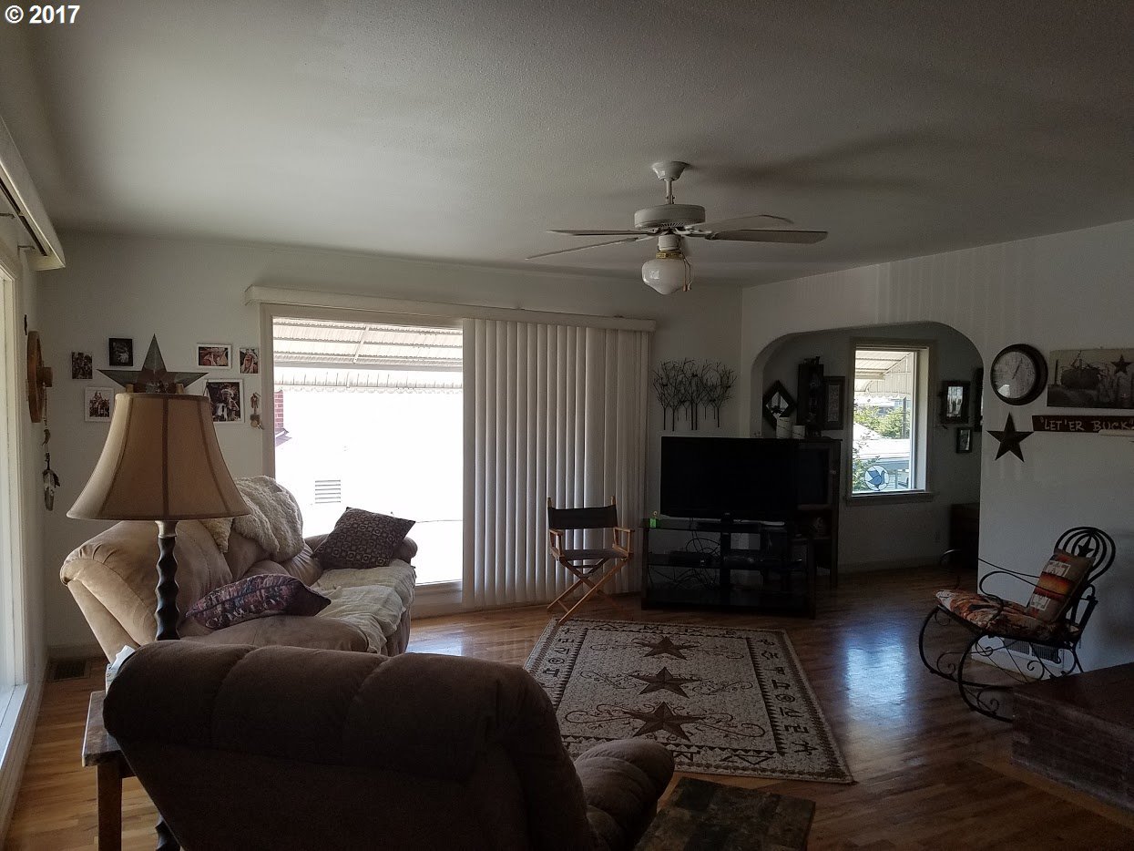 715 Northwest 10th Street Pendleton, OR 97801 - Photo 4 of 24